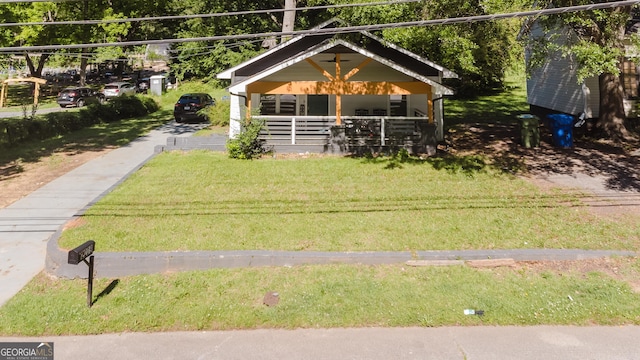 view of front of property featuring a front yard