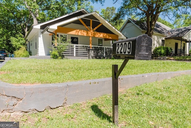 view of front of home featuring a front yard