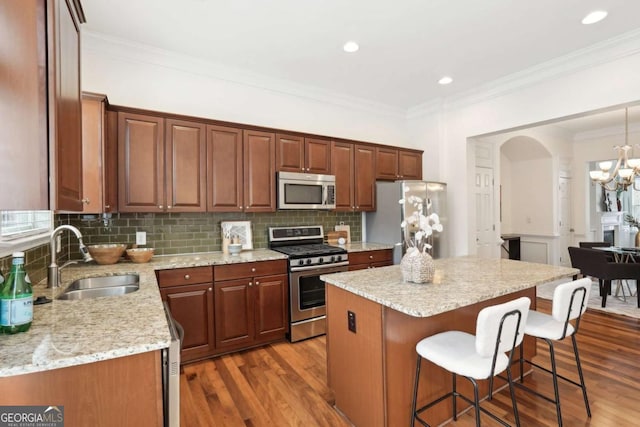 kitchen featuring sink, dark wood-type flooring, stainless steel appliances, and a center island