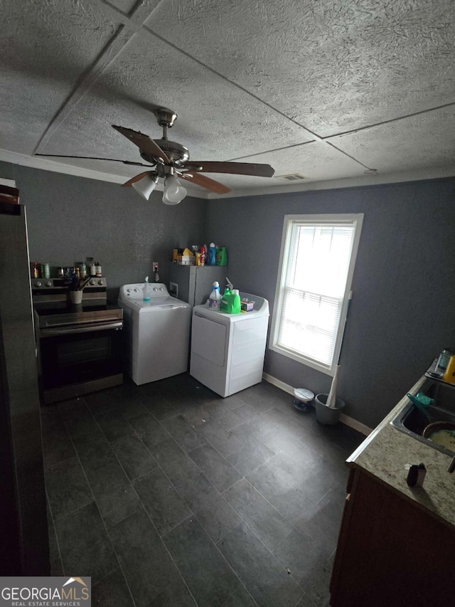 laundry room with ceiling fan and washer and clothes dryer