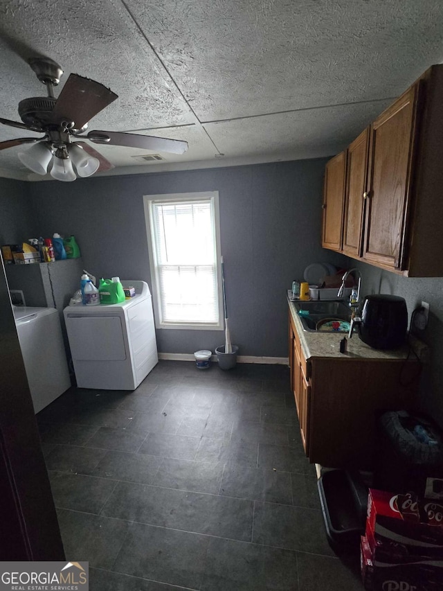 laundry room featuring sink, independent washer and dryer, and ceiling fan