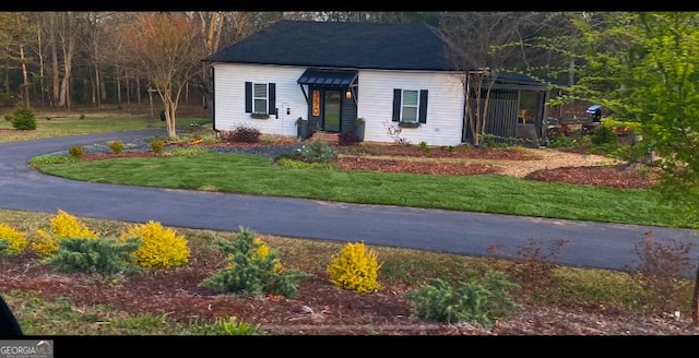 view of front of house with a front lawn