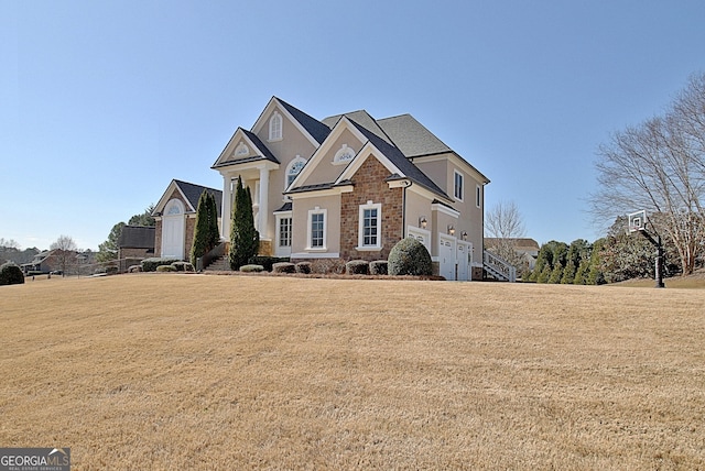 view of front of home featuring a front yard