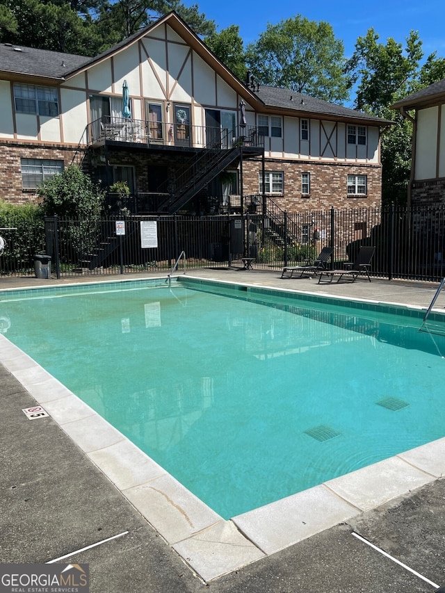 view of swimming pool