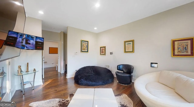 living area with dark wood finished floors, recessed lighting, and baseboards