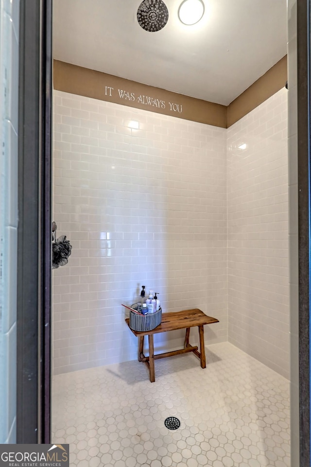 bathroom featuring a tile shower