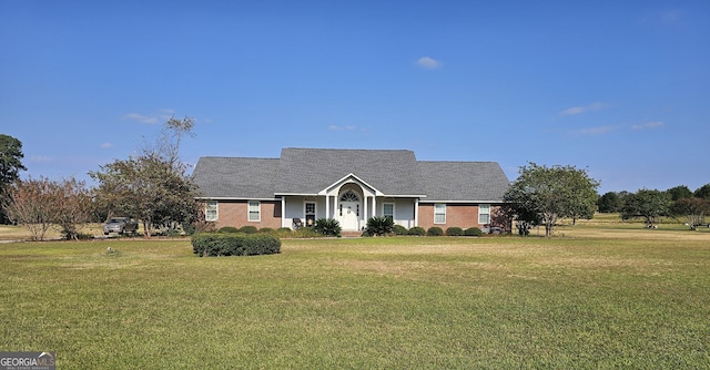 view of front of property featuring a front yard