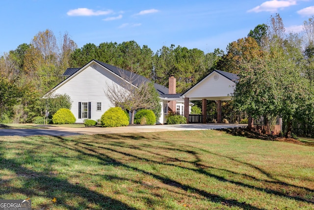 view of front of home featuring a carport and a front lawn