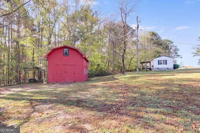 view of yard featuring a shed