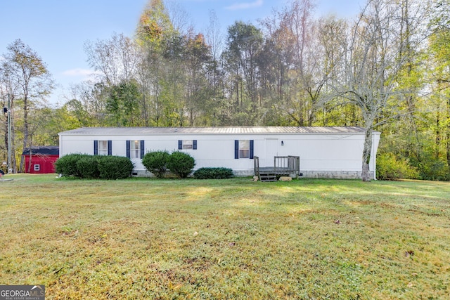 manufactured / mobile home with a front lawn