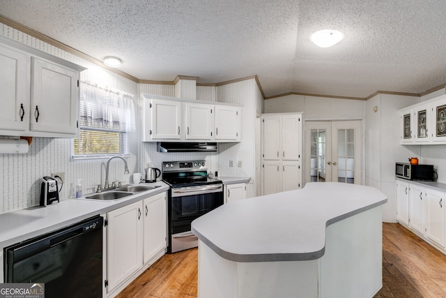 kitchen featuring sink, white cabinetry, light hardwood / wood-style flooring, a kitchen island, and stainless steel appliances