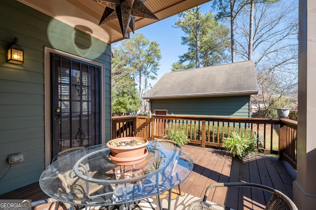 deck with ceiling fan and outdoor dining space