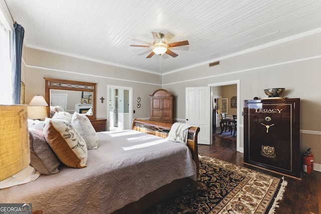 bedroom with dark wood-style floors, visible vents, a ceiling fan, and ornamental molding