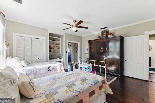 bedroom with dark wood-style floors, ceiling fan, ornamental molding, and a closet