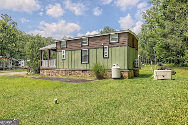 view of front facade featuring a front lawn