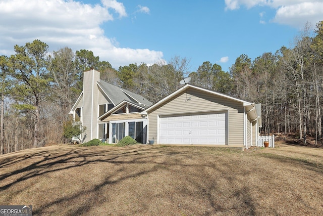 view of front of property featuring driveway and a front lawn