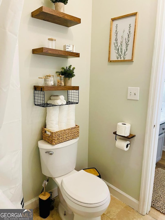 6594 Meadow Green Cir, Peachtree Corners, GA 30092 - bathroom with baseboards, toilet, and a shower with curtain