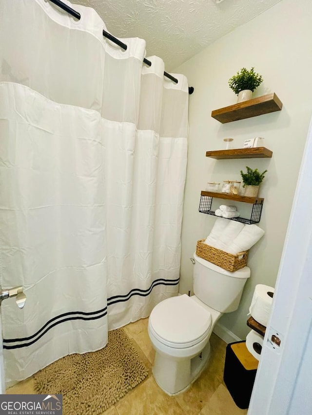 6594 Meadow Green Cir, Peachtree Corners, GA 30092 - bathroom with toilet, a shower with curtain, and a textured ceiling