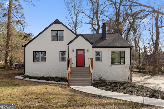 view of front of house with a front lawn