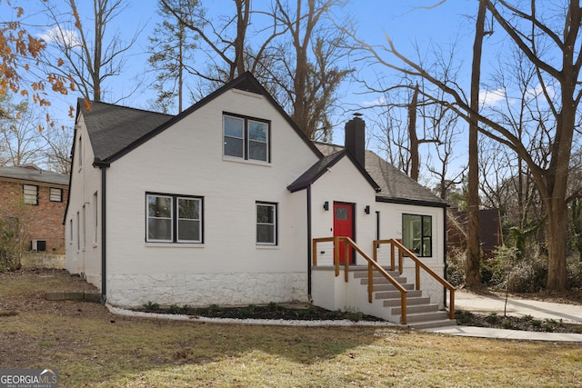 view of front of house featuring a front lawn