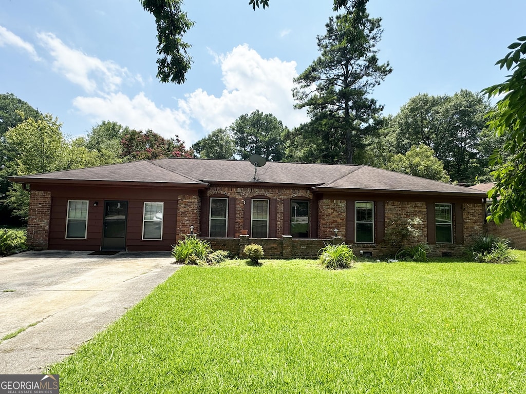 ranch-style home featuring a front lawn