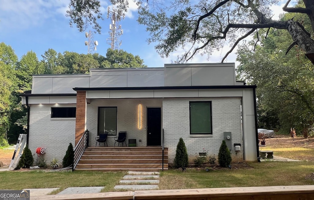 modern home featuring a front yard