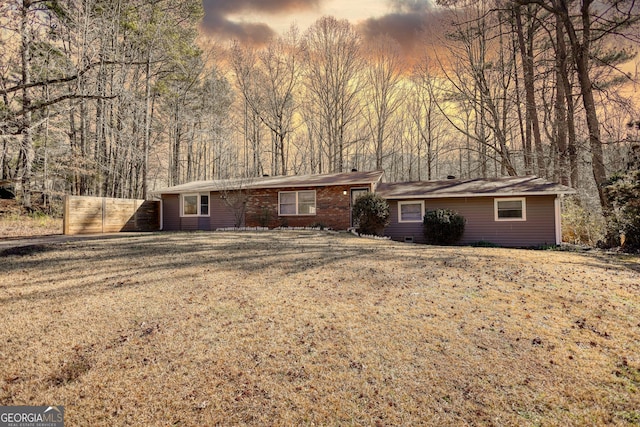 ranch-style home featuring a lawn