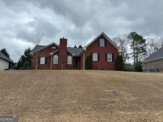 view of front of house with a front lawn