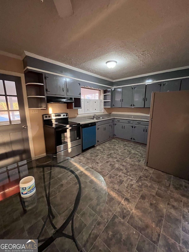 kitchen featuring sink, crown molding, a textured ceiling, appliances with stainless steel finishes, and gray cabinets