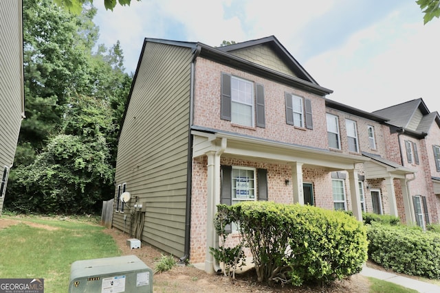 view of front facade with a porch and a front yard