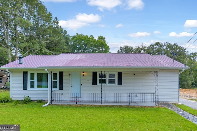 ranch-style home featuring a front lawn and a porch