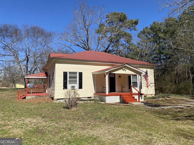 view of front facade with a front yard and covered porch