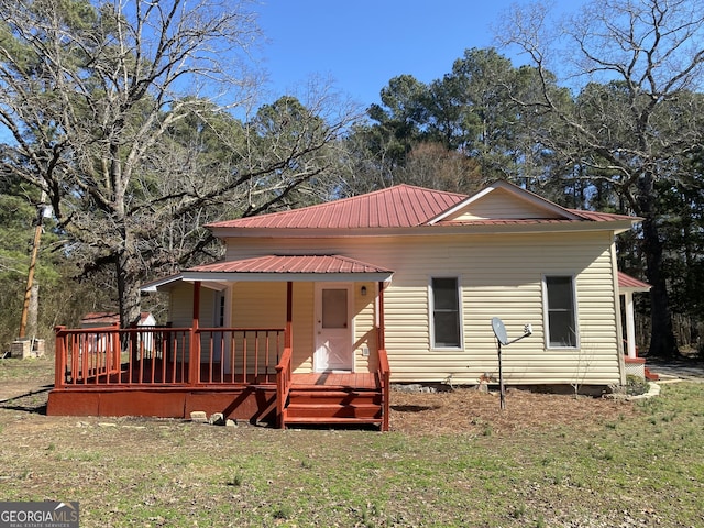 rear view of house featuring a lawn