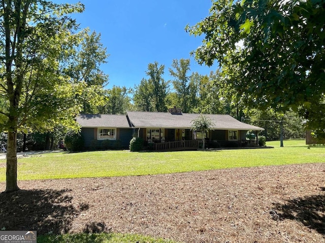 ranch-style house featuring a front yard and covered porch