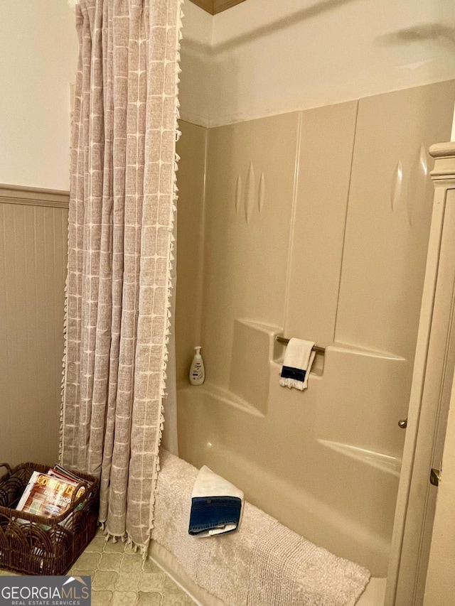 bathroom with shower / tub combo with curtain