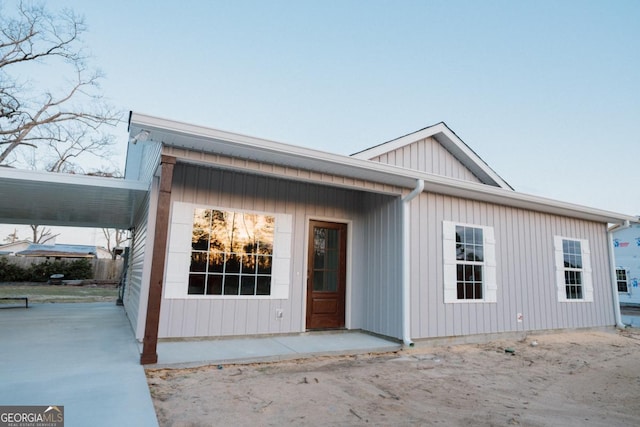 view of front facade with a carport