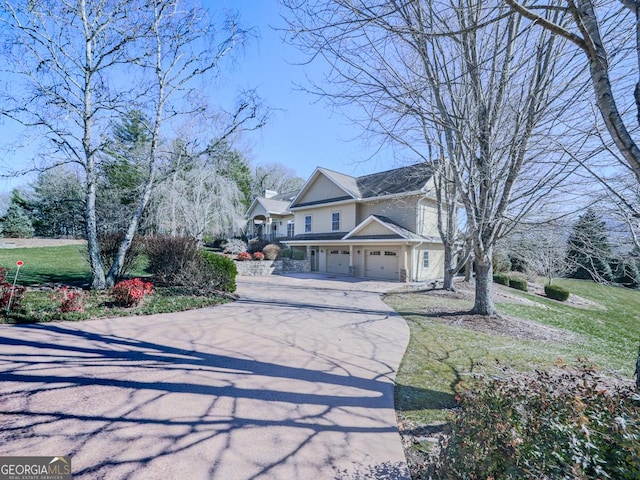 view of front of home featuring a front lawn and a garage