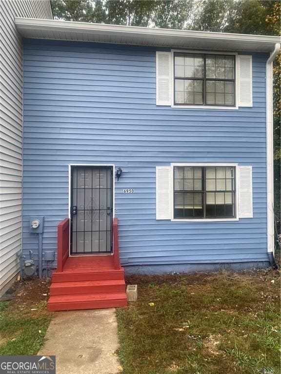 view of front of property featuring entry steps