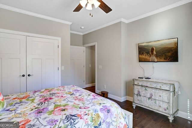 bedroom featuring ceiling fan, ornamental molding, dark hardwood / wood-style floors, and a closet