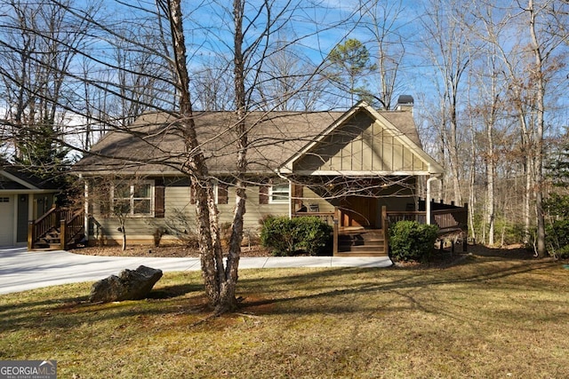 view of front of home featuring a front yard