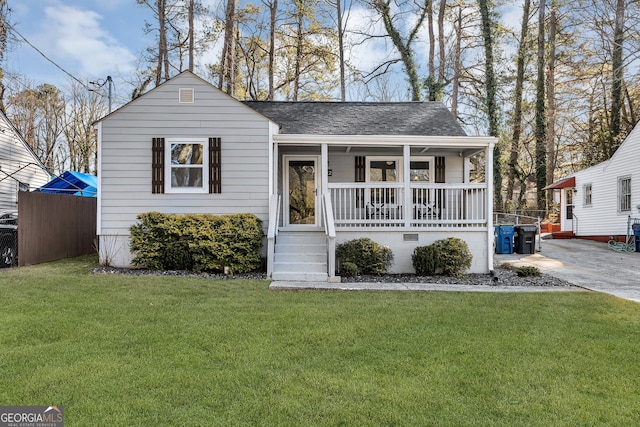 view of front facade featuring a front lawn and a porch