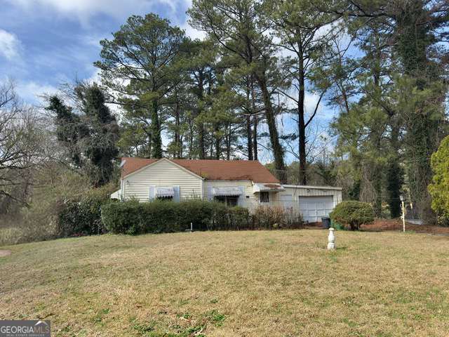 view of front facade featuring a garage and a front yard