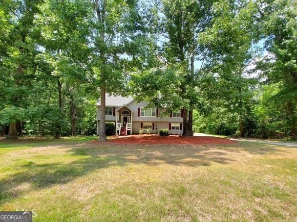 view of front of house with a front yard