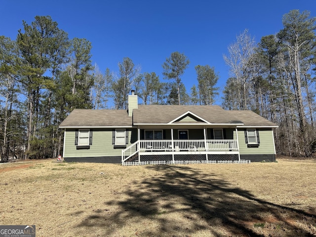 view of front facade featuring a porch and a front lawn