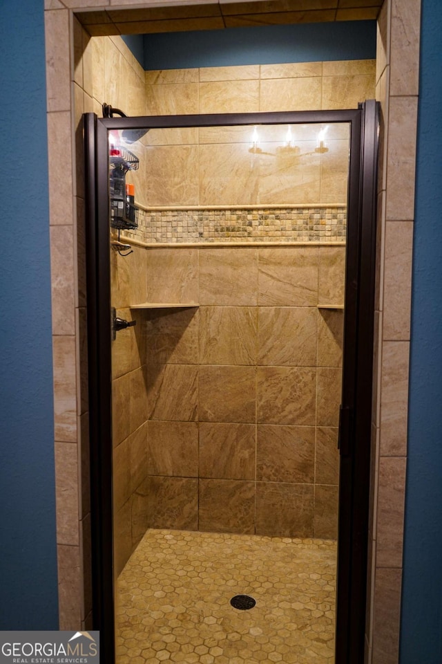 bathroom featuring a tile shower