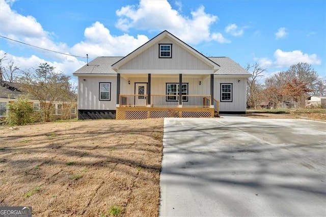 view of front of home featuring a front yard and a porch