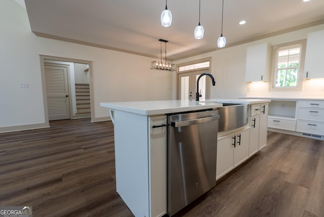kitchen featuring dishwasher, dark wood-style floors, an island with sink, and recessed lighting