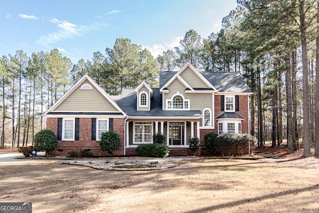 view of front facade featuring covered porch and a front lawn