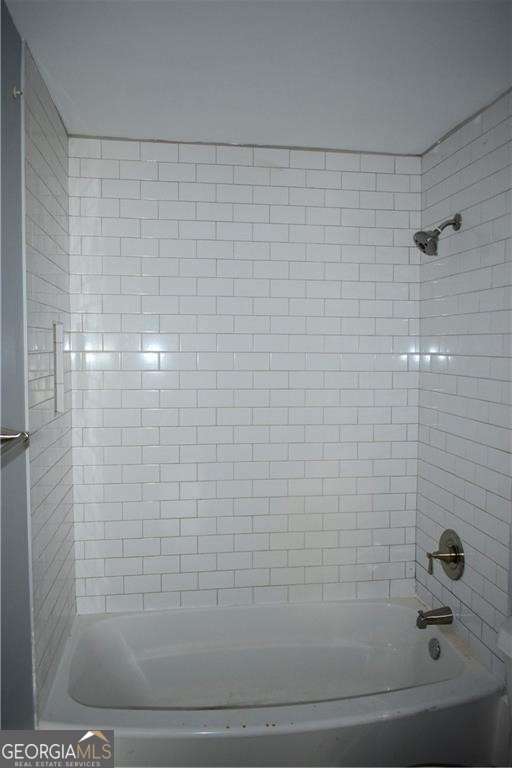 bathroom featuring tiled shower / bath combo