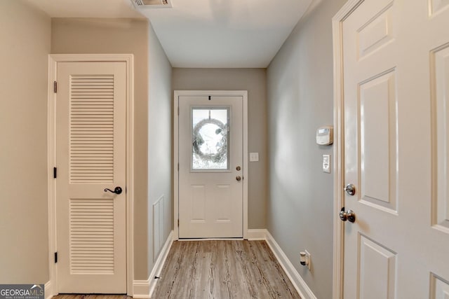 entryway featuring baseboards, visible vents, and light wood-style floors